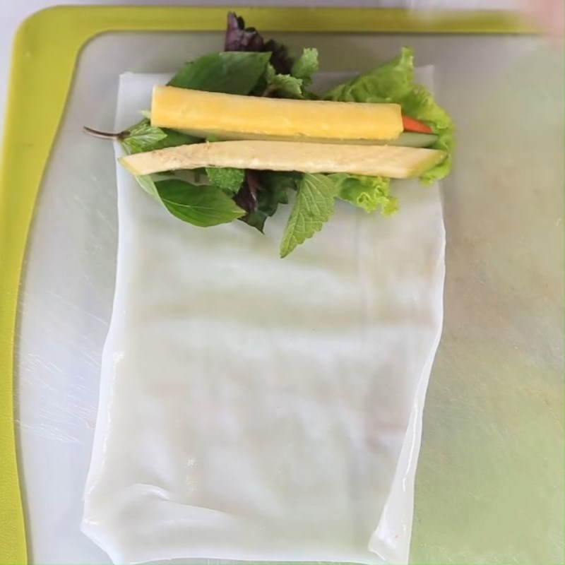 Bước 3 Cuộn bánh với thịt, tôm chua và rau củ Bánh cuốn tôm chua
