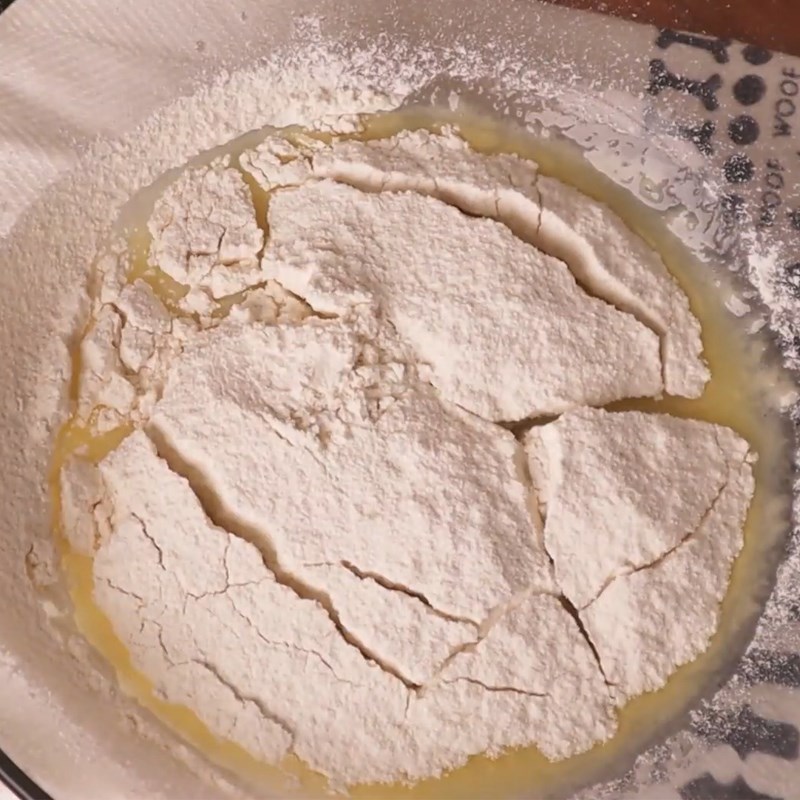Bước 2 Trộn bột, đánh trứng Bánh crepe ngàn lớp hoa hồng