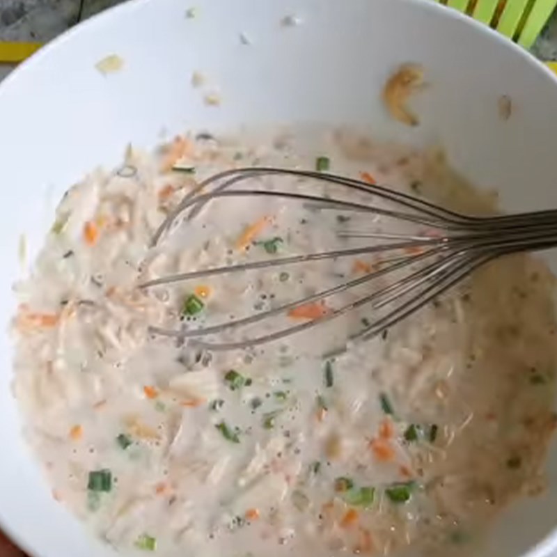 Bước 2 Trộn bột nấm Nấm rơm chiên bột