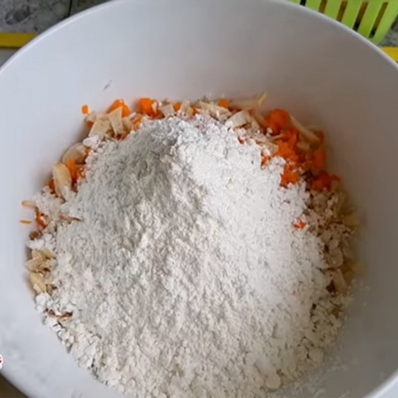 Bước 2 Trộn bột nấm Nấm rơm chiên bột
