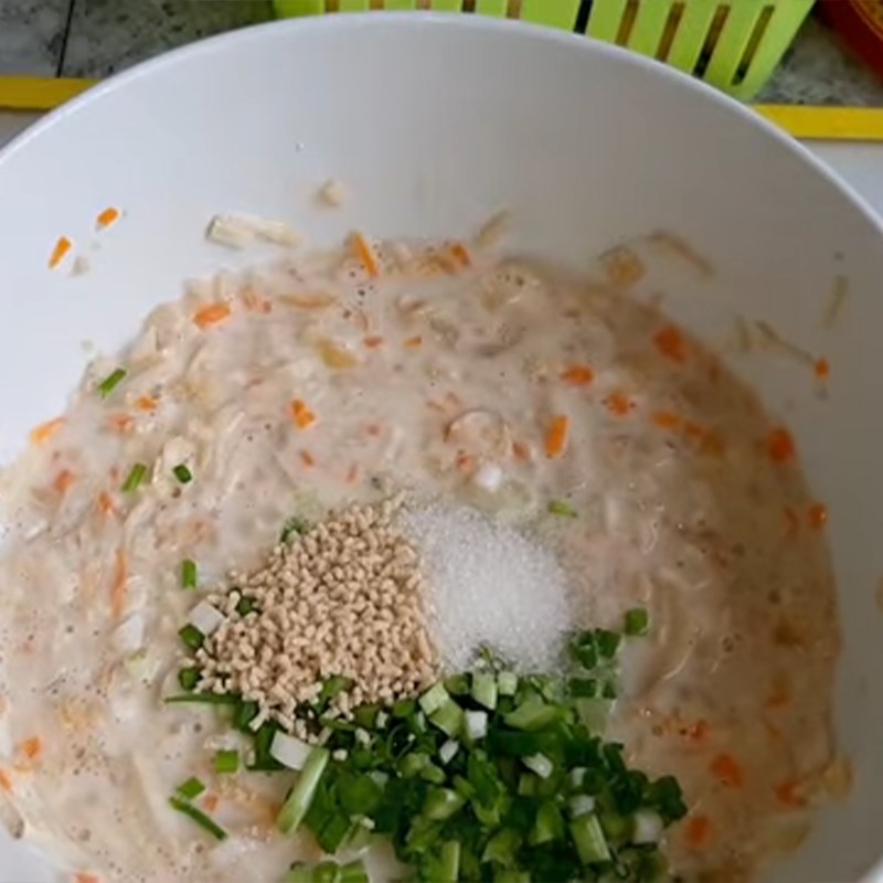 Bước 2 Trộn bột nấm Nấm rơm chiên bột