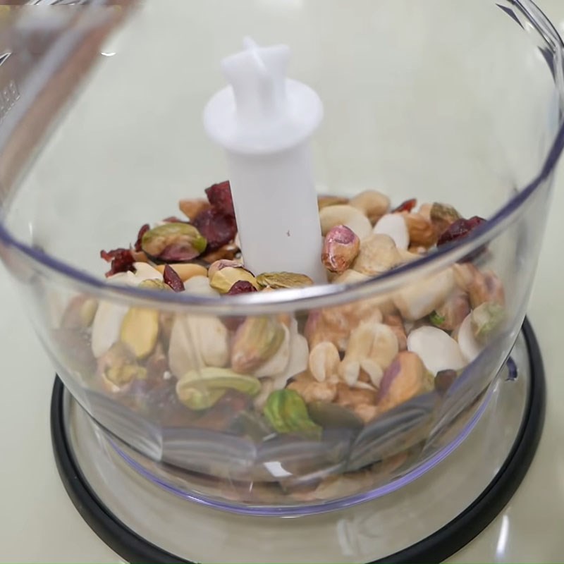 Bước 2 Trộn, cân và xay hạt Bánh hạt thập cẩm