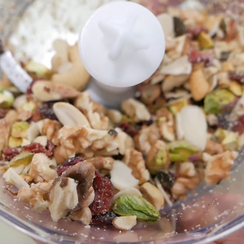 Bước 2 Trộn, cân và xay hạt Bánh hạt thập cẩm