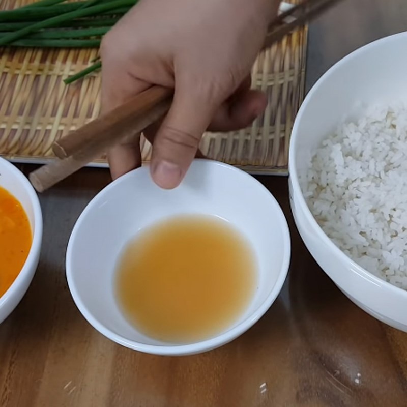 Cách 2 Trộn cơm trắng Cơm rán trứng
