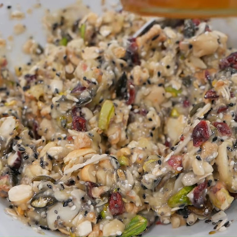 Bước 4 Trộn hỗn hợp bánh Bánh hạt thập cẩm