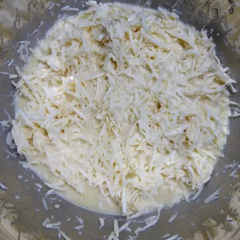 Bước 2 Trộn hỗn hợp nguyên liệu Bánh khoai mì bào sợi nướng