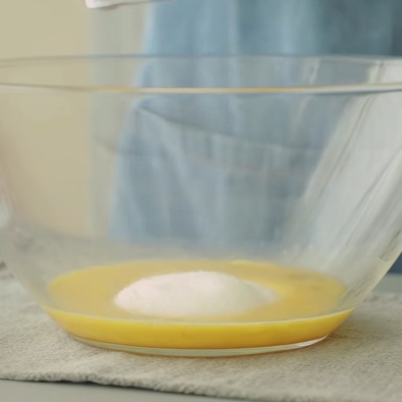 Bước 1 Trộn hỗn hợp trứng đường Madeleine bắp