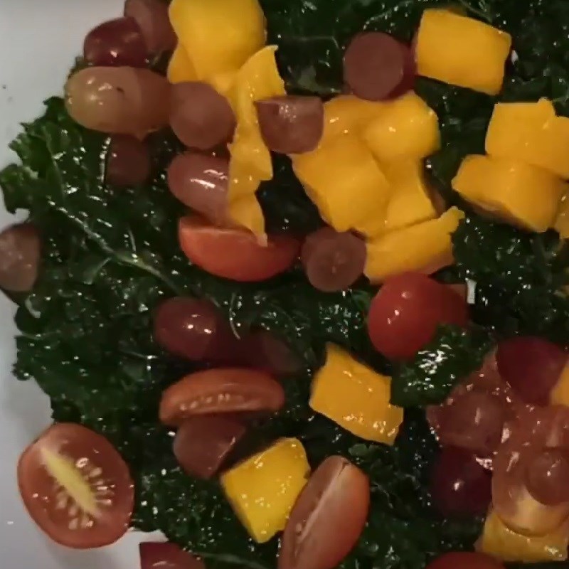 Bước 3 Trộn salad xoài cải kale Salad xoài cải kale