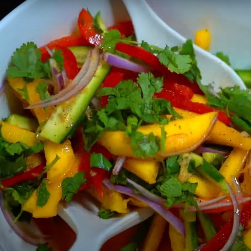 Bước 3 Trộn salad xoài dưa leo Salad xoài dưa leo