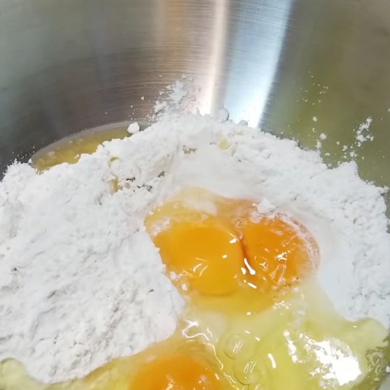 Bước 1 Trộn và nhào bột Mì trứng tươi