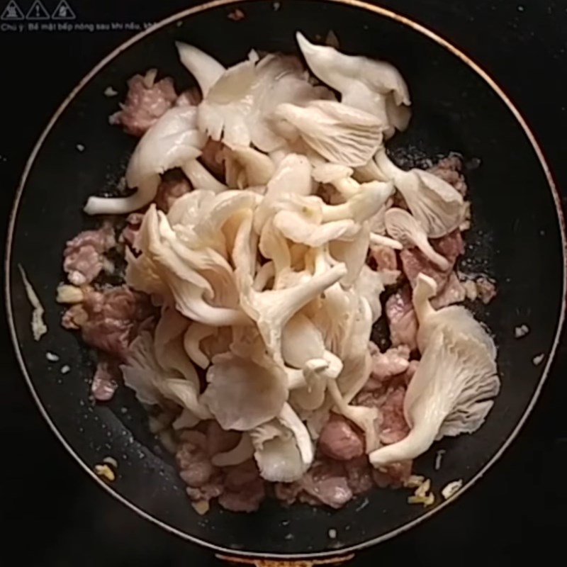 Bước 3 Xào nấm và thịt heo Nấm bào ngư xào thịt heo