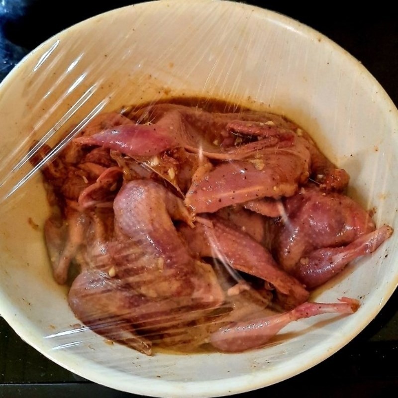 Bước 2 Uớp chim cút Cút rô ti nước dừa