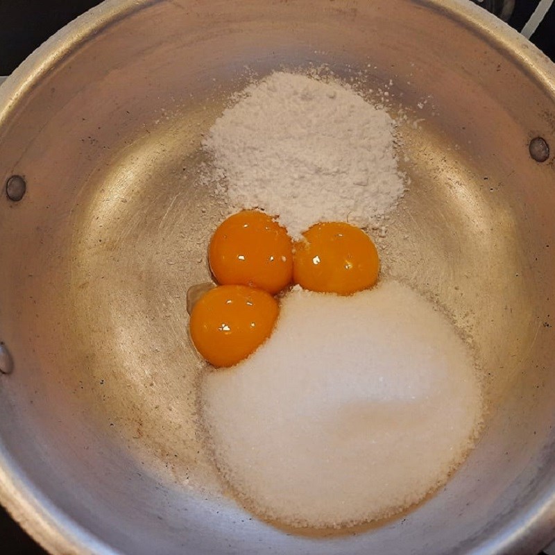Bước 2 Làm hỗn hợp kem Kem dưa lưới với trứng gà