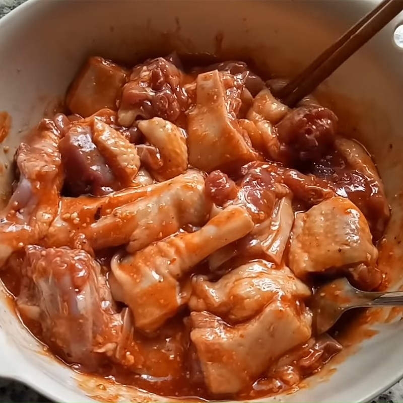 Bước 2 Ướp thịt vịt vịt nấu xí muội