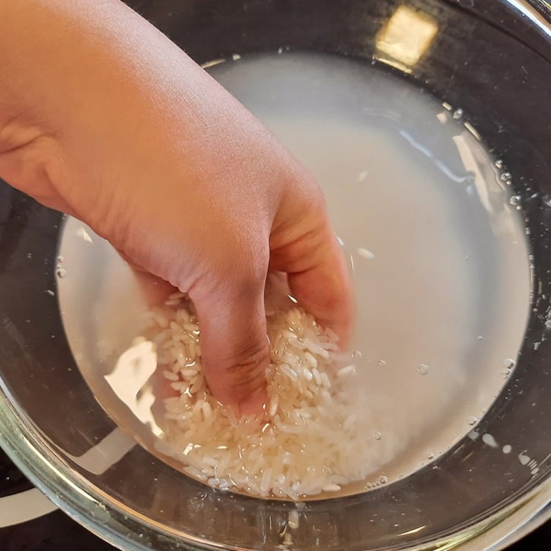 Bước 1 Vo và ngâm gạo Sữa gạo rang Hàn Quốc