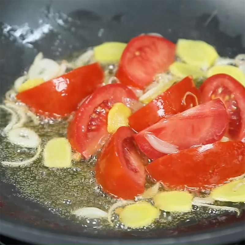Bước 4 Xào các nguyên liệu Cá chép kho măng chua