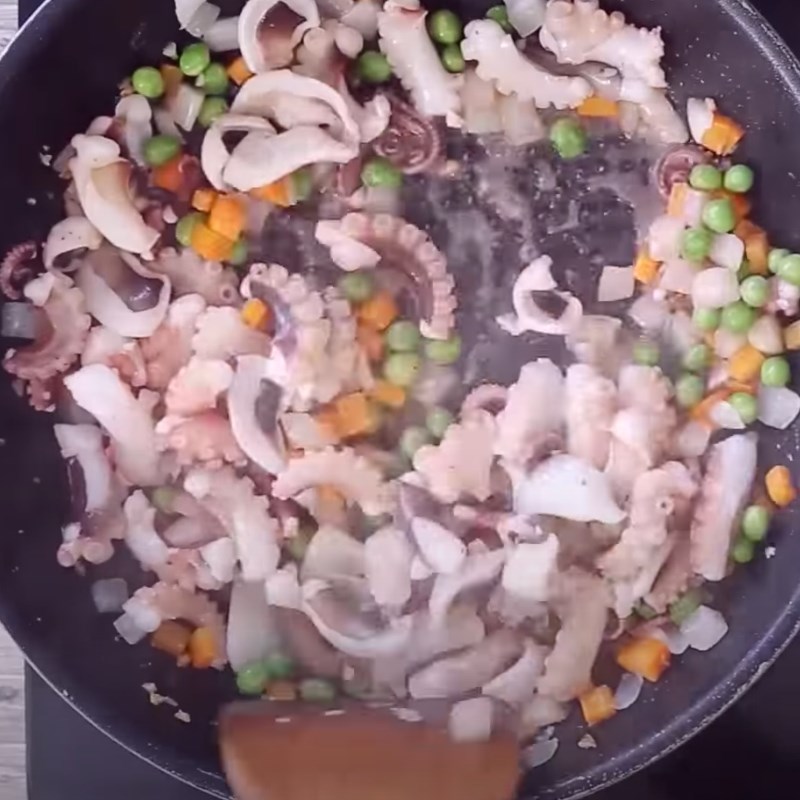 Bước 4 Xào nguyên liệu Cơm bạch tuộc