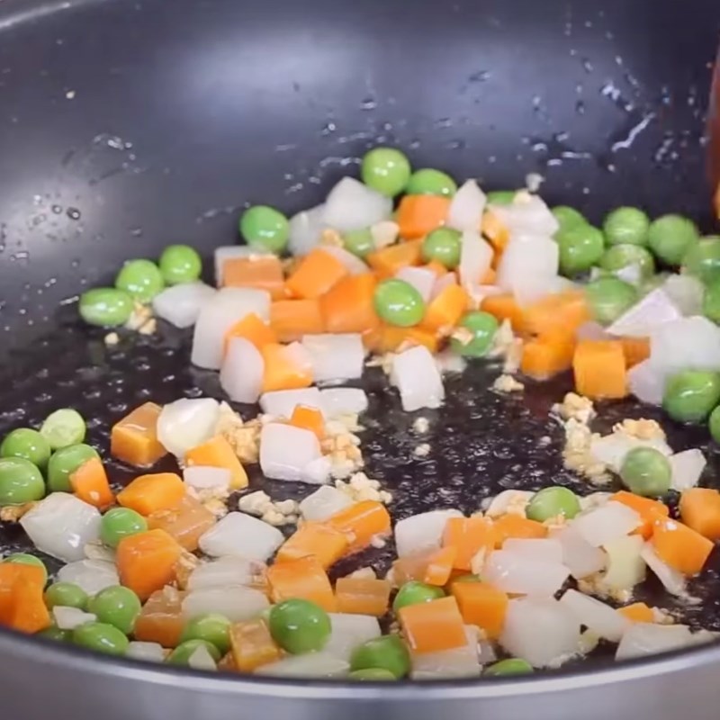 Bước 4 Xào nguyên liệu Cơm bạch tuộc