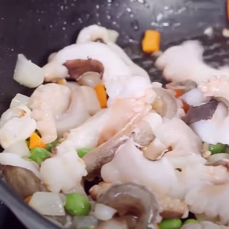 Bước 4 Xào nguyên liệu Cơm bạch tuộc