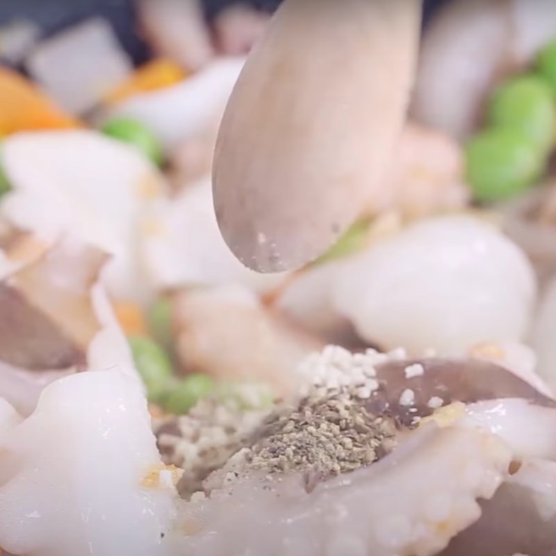 Bước 4 Xào nguyên liệu Cơm bạch tuộc