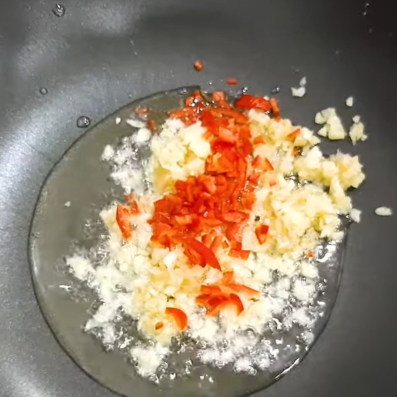 Bước 2 Xào ốc Ốc lác xào tỏi