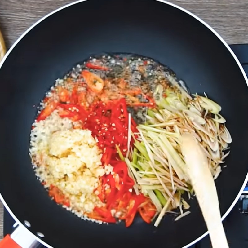 Bước 3 Xào ốc Ốc lác xào sả ớt