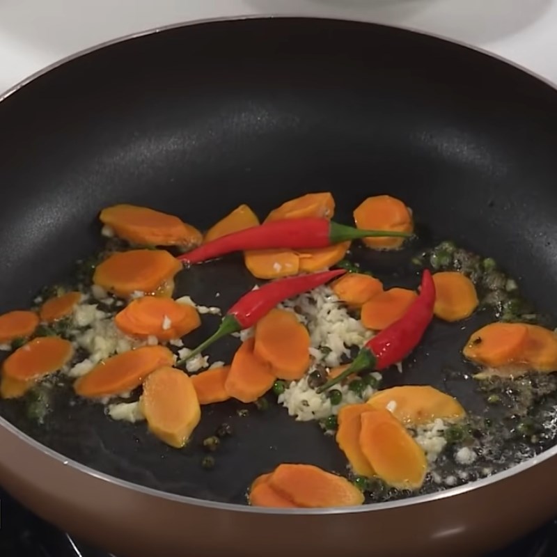 Bước 3 Xào ốc Ốc lác xào tiêu xanh