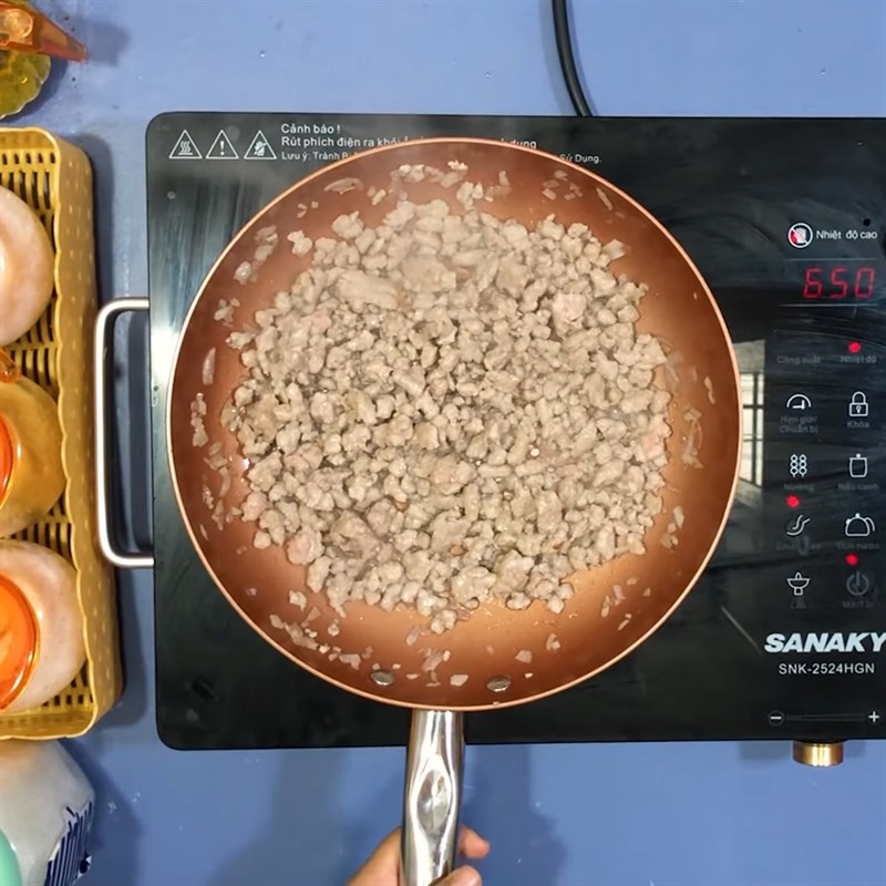 Bước 4 Xào thịt bằm Hủ tiếu da heo cuộn