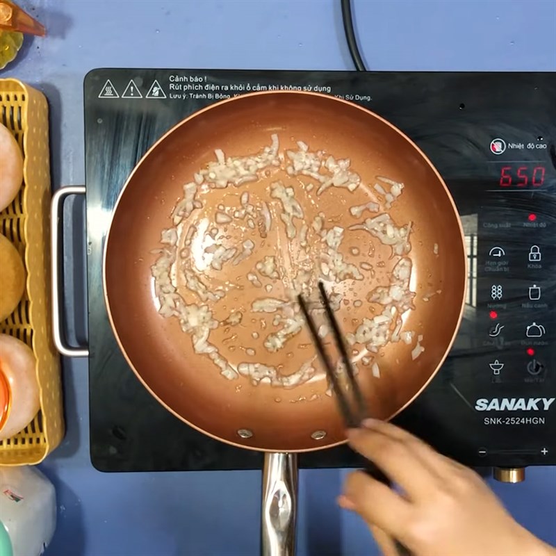 Bước 4 Xào thịt bằm Hủ tiếu da heo cuộn