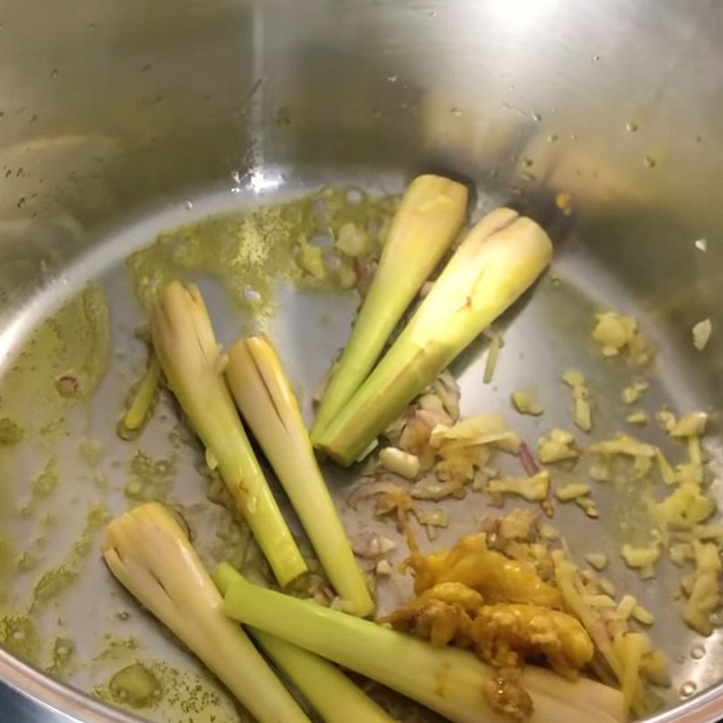 Bước 3 Xào thịt gà và nấm rơm Gà hầm sả củ cải nấm rơm