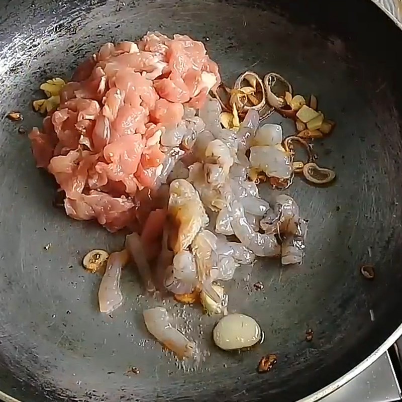 Bước 3 Xào thịt, rau củ vói trứng cút Cơm gạo lứt hấp lá sen