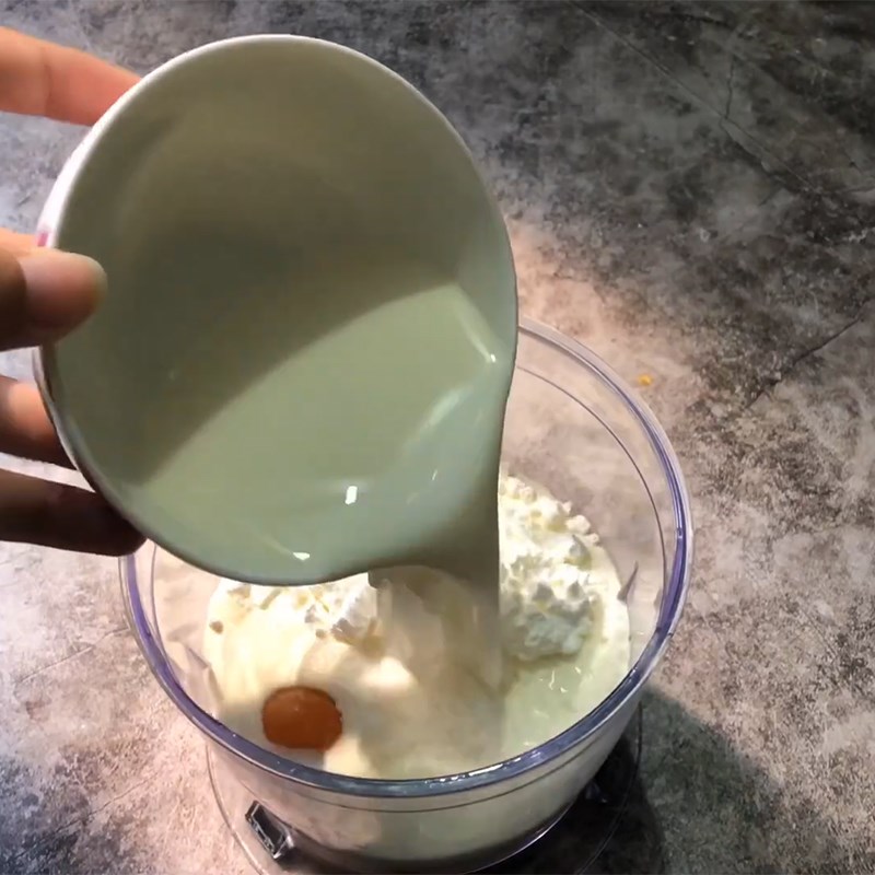 Bước 1 Xay hỗn hợp sữa trứng muối Sốt trứng muối dùng cho các món bánh