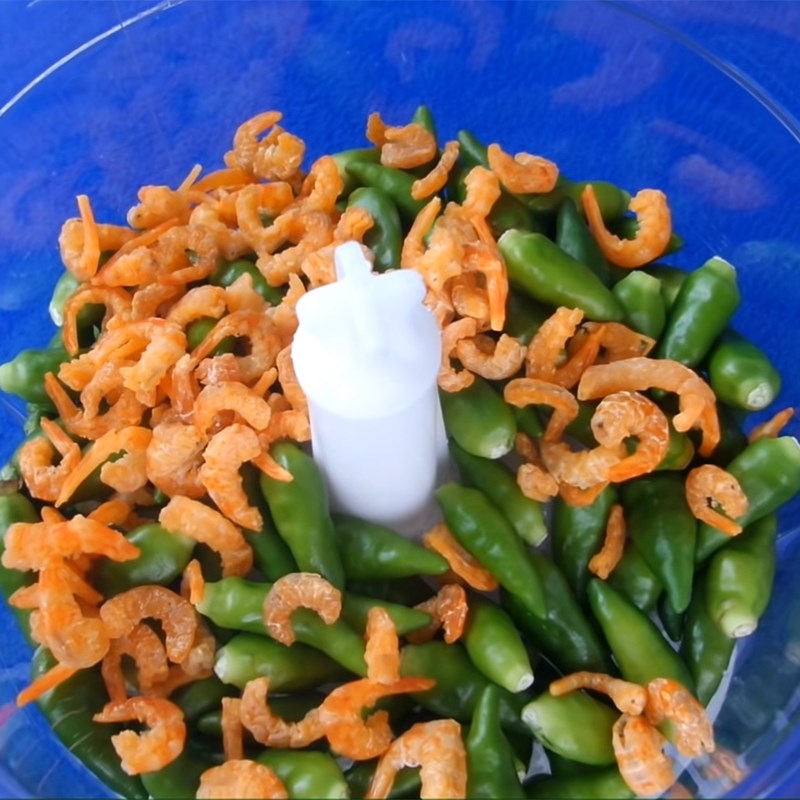 Bước 2 Xay muối ớt tôm Muối tôm ớt xanh