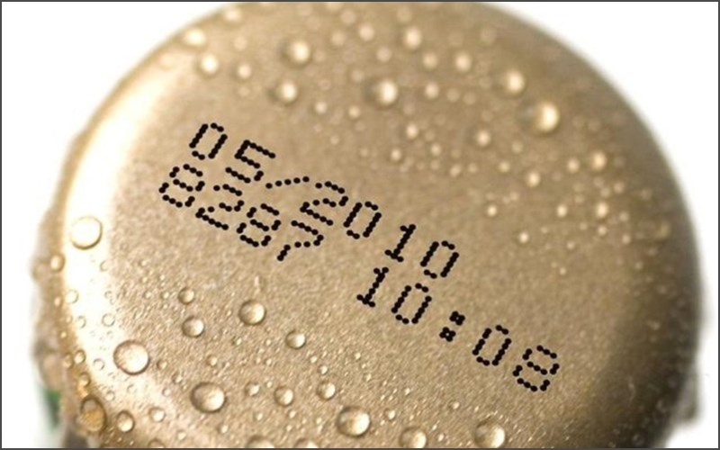 Kiểm tra thời hạn sử dụng của thức uống thường xuy&ecirc;n 