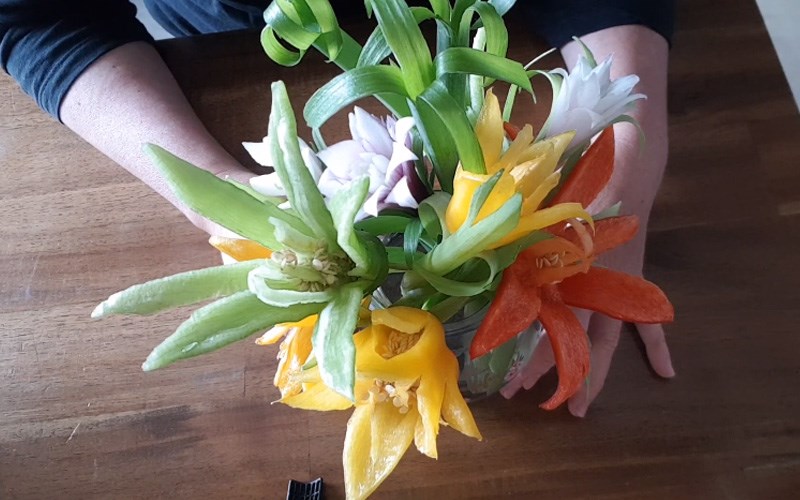 Tỉa hoa ly từ ớt chu&ocirc;ng