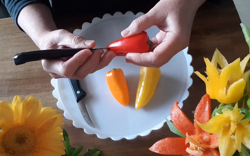 Chia đều th&acirc;n ớt để l&agrave;m c&aacute;nh hoa 