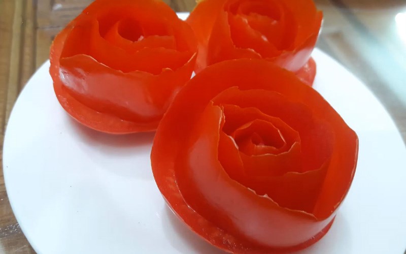 Hoa hồng kiểu cuốn cắt tỉa từ cà chua 