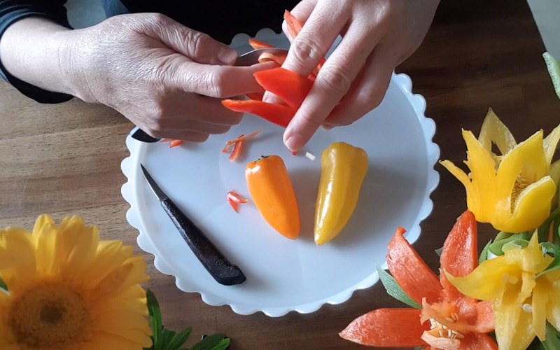 Tỉa nhọn mỗi c&aacute;nh hoa 