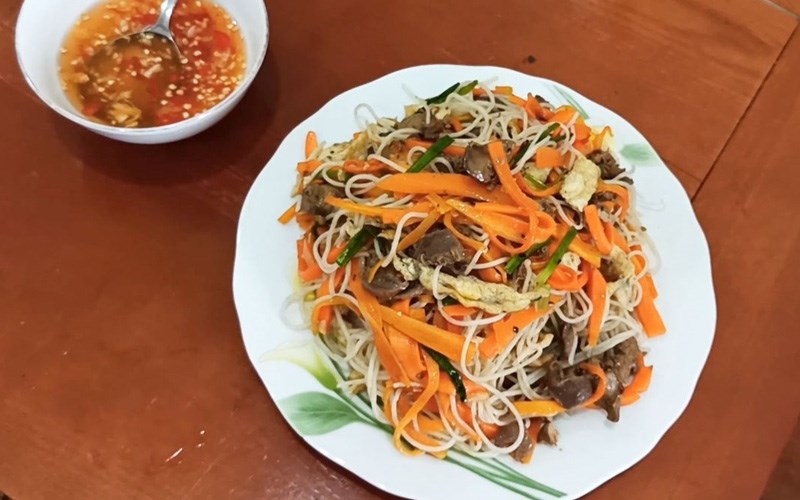 Bún xào lòng gà