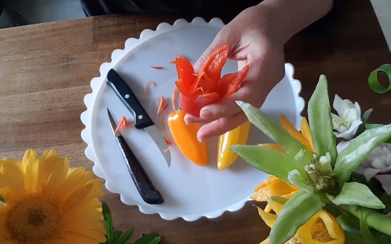 Ng&acirc;m hoa trong nước đ&aacute; lạnh gi&uacute;p c&aacute;nh hoa bung đều 