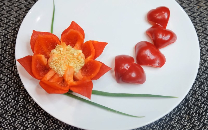 Tỉa hoa sen từ ớt chu&ocirc;ng