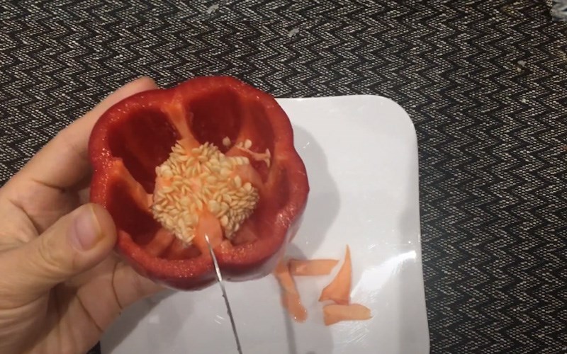 Cắt bỏ l&otilde;i trắng b&ecirc;n trong ớt chu&ocirc;ng 