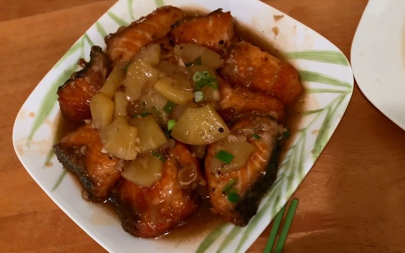 C&aacute; hồi kho thơm (dứa)