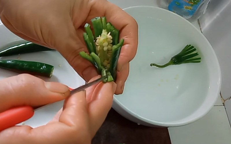 Ng&acirc;m ớt v&agrave;o nước lạnh gi&uacute;p tăng độ x&ograve;e cho b&ocirc;ng hoa 