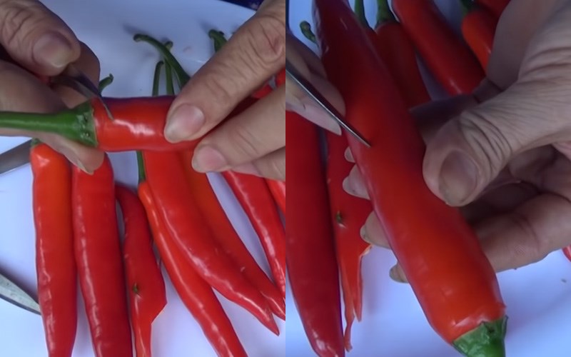 D&ugrave;ng dao cắt dọc theo chiều d&agrave;i tr&aacute;i ớt 