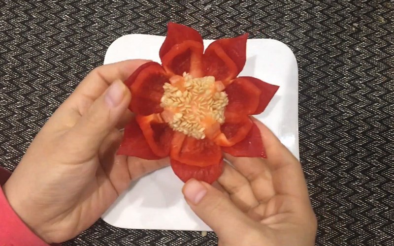 Tỉa lại cho d&aacute;ng hoa sen bung đều 