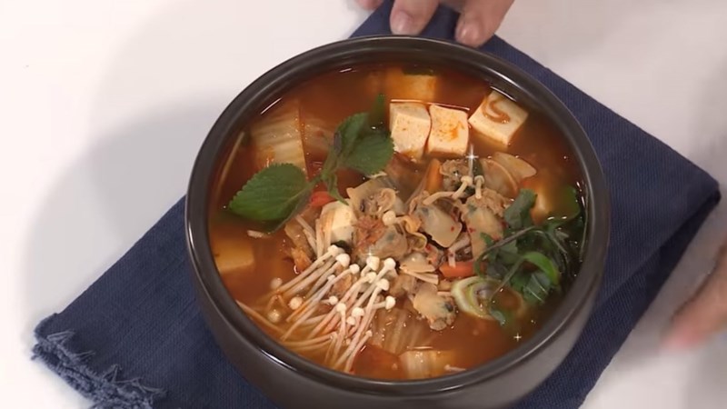 Canh nghêu nấu kimchi