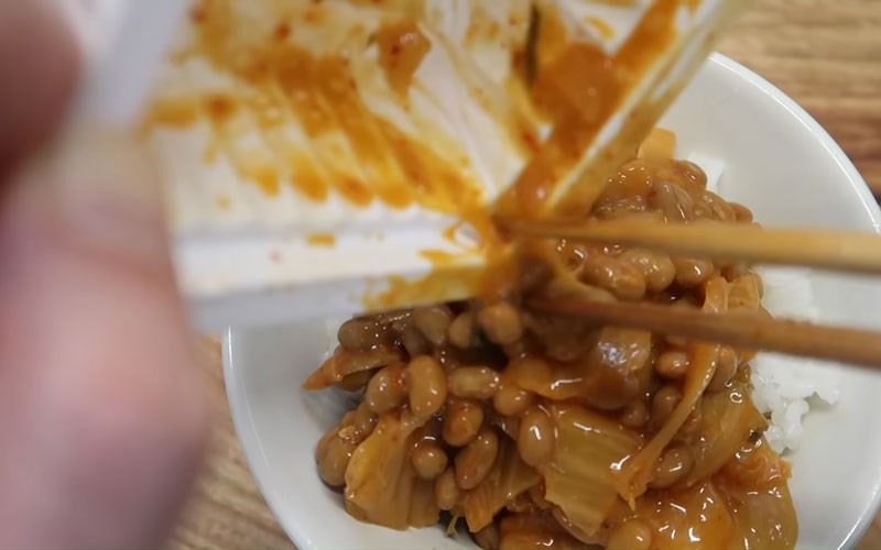 Trộn đều kim chi và natto