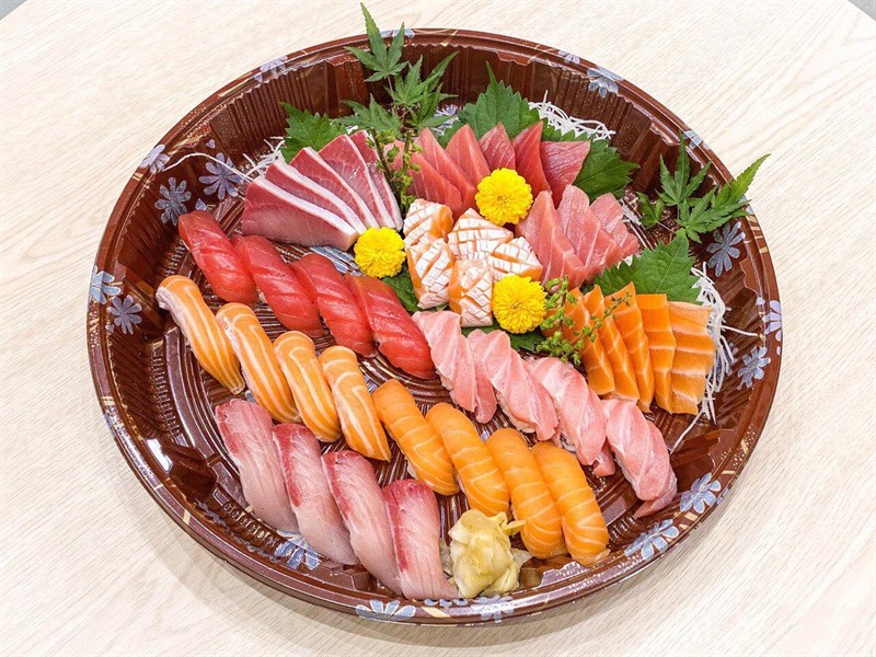 một mâm sashimi đầy màu sắc
