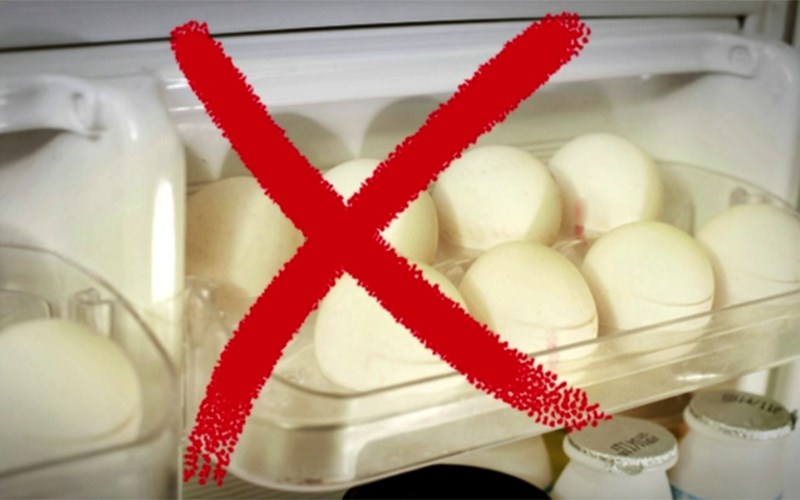 Hình minh họa không để trứng cở cửa tủ lạnh
